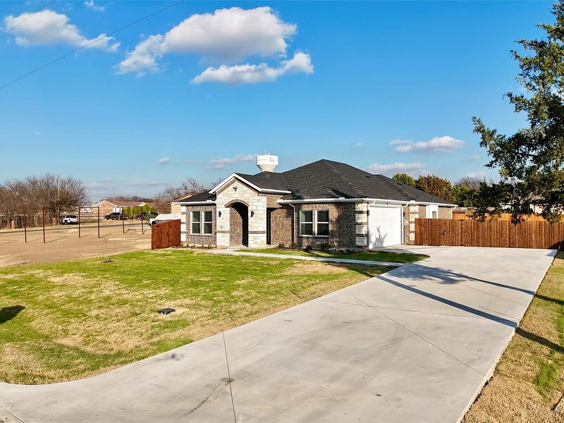 1742 Canterbury Ln, Lewisville